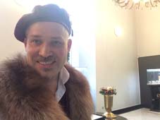 шаржист Мишель, Михаил Шабалин рисует в магазине 