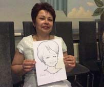 Регина демонстрирует свой шарж на свадьбе