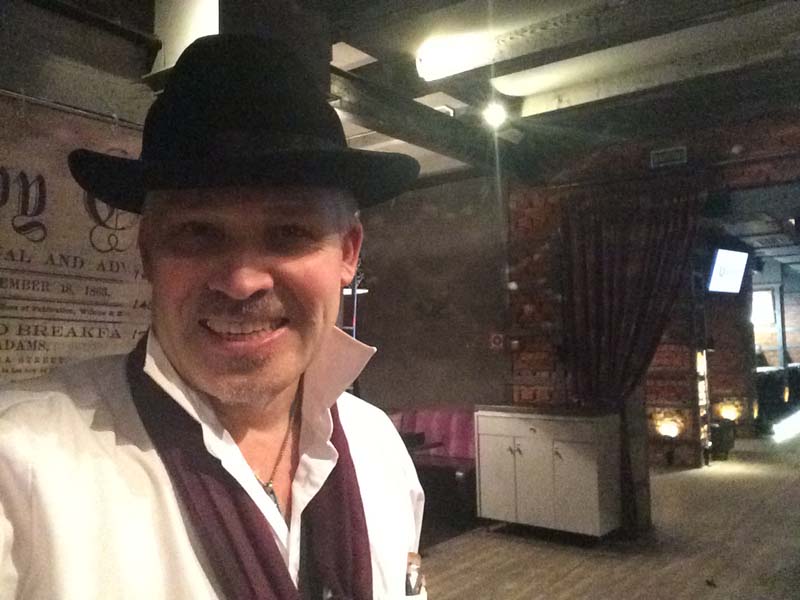 шаржист Мишель творит на свадьбе в ресторане 