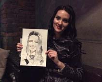 Елена показывает шарж от Мишеля на свадьбе