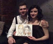 Андрей и Любовь позируют шаржисту Мишелю на свадьбе в ресторане 