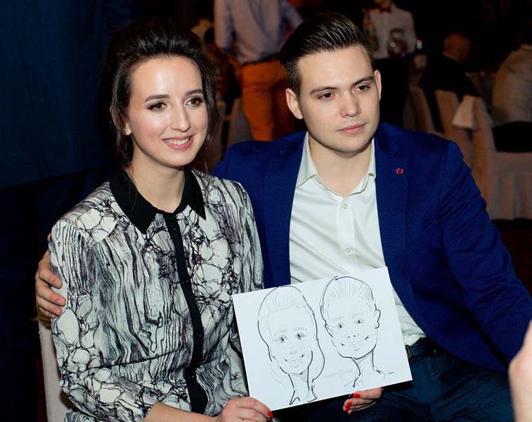 гости свадьбы позируют шаржисту Мишелю в ресторане 